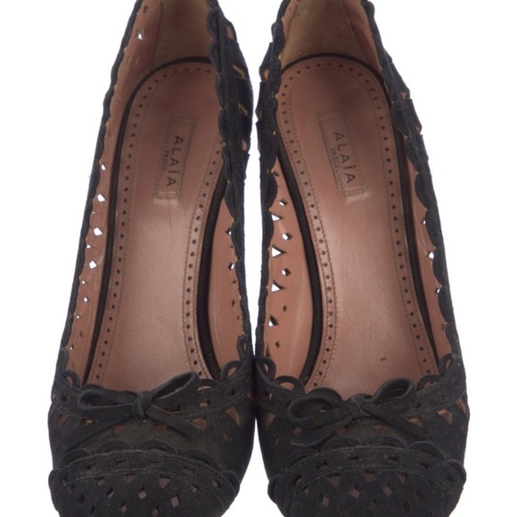 ALAÏA Black Suede Laser-Cut Bow Heels | IT 38.5 (US 8.5) | Designer Heels - Picture 3 of 5